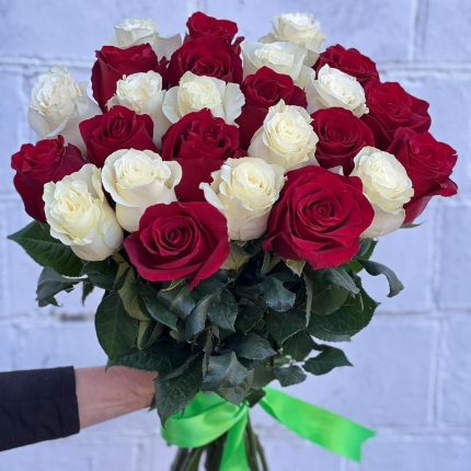 Букет «Баланс» из красных и белых роз - купить с доставкой в по Перевозу