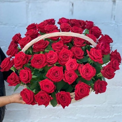 Корзинка "Моей королеве" из красных роз с доставкой в по Перевозу